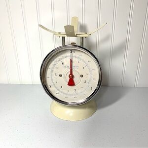 Cream Retro Style Kitchen Scale with Red Dial Accents